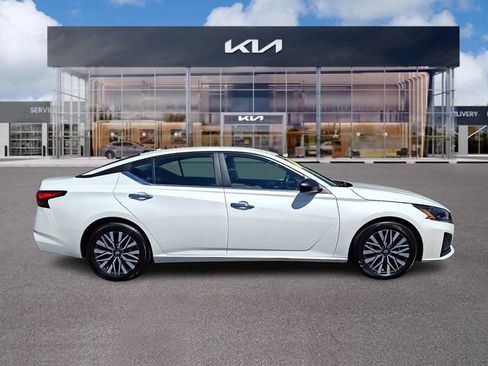 Used 2024 Nissan Altima 2.5 SV FWD image 7