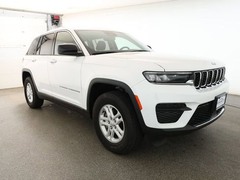 Used 2023 Jeep Grand Cherokee Laredo image 3