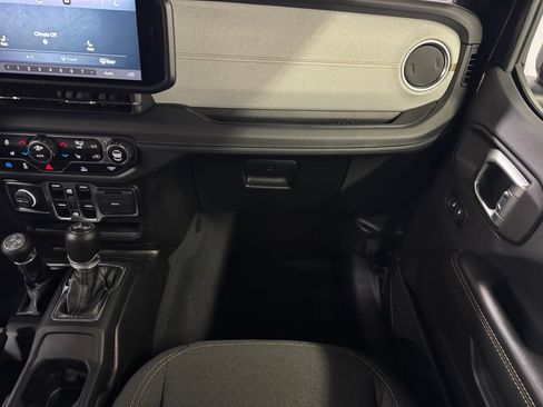 Used 2024 Jeep Wrangler Unlimited Sahara AWD/4WD image 16