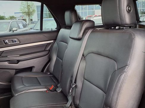 Used 2018 Ford Explorer XLT w/ Equipment Group 202A FWD image 9