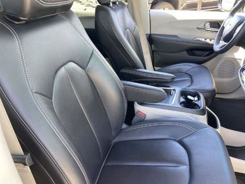 Used 2024 Chrysler Pacifica Touring-L FWD image 23