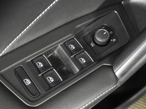 Used 2024 Volkswagen Tiguan SE image 32