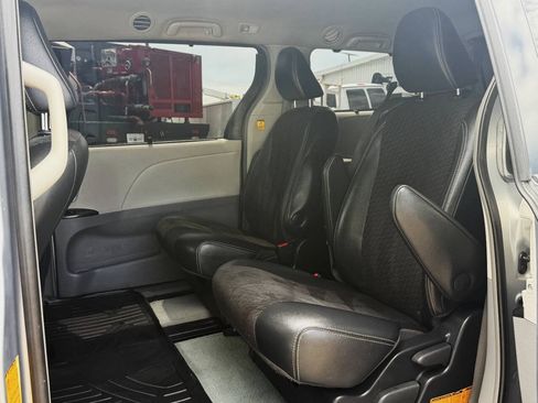 Used 2012 Toyota Sienna SE FWD image 12
