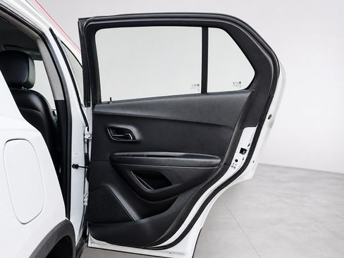 Used 2020 Chevrolet Trax LT w/ LT Convenience Package FWD image 13