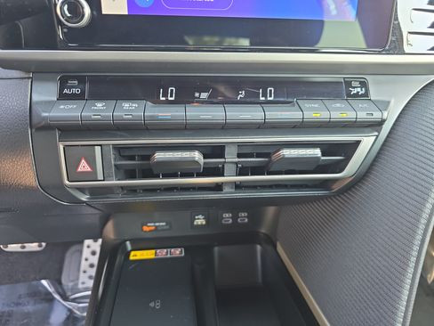 Used 2025 Toyota Camry SE w/ Convenience Package FWD image 24