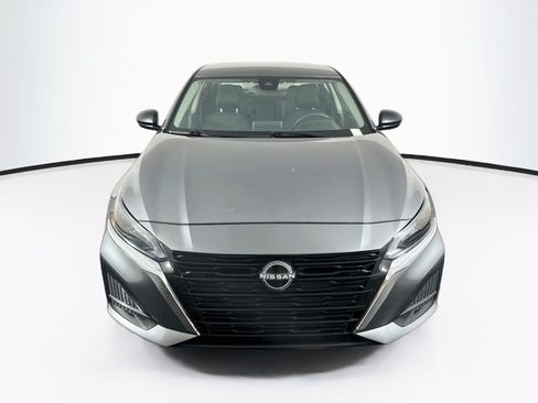 Used 2025 Nissan Altima 2.5 SV FWD image 2