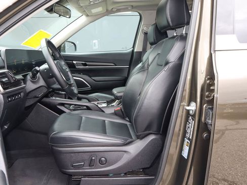 Used 2025 Kia Telluride S FWD image 7