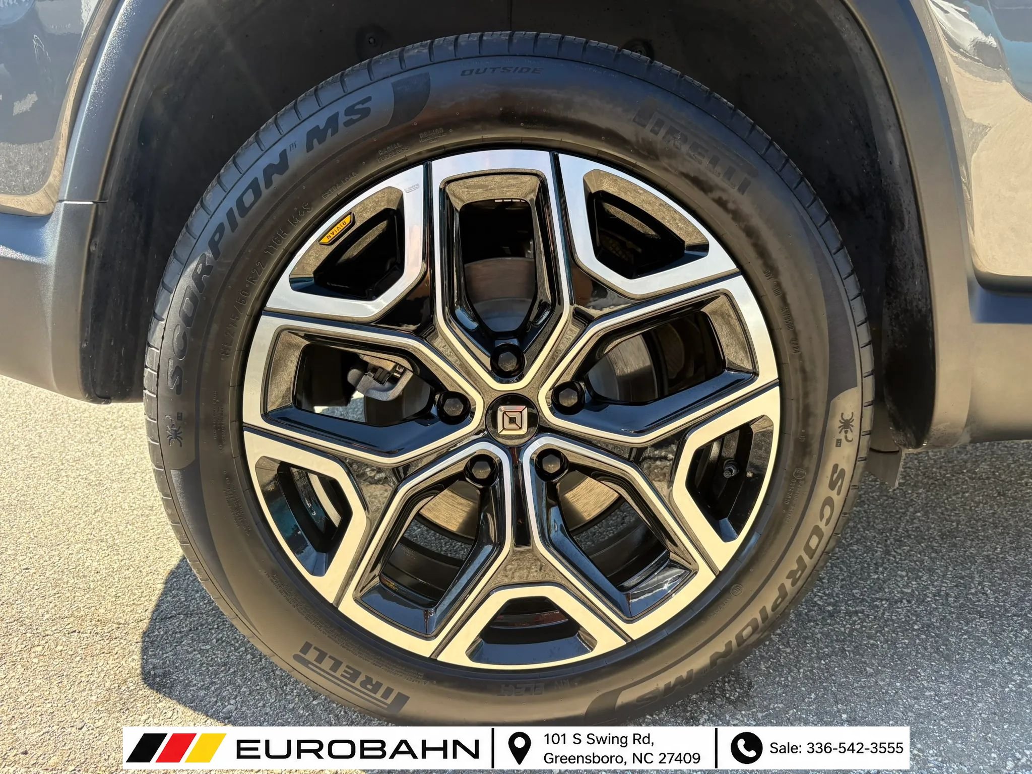 Used 2025 Rivian R1S Adventure Dual AWD/4WD image 32