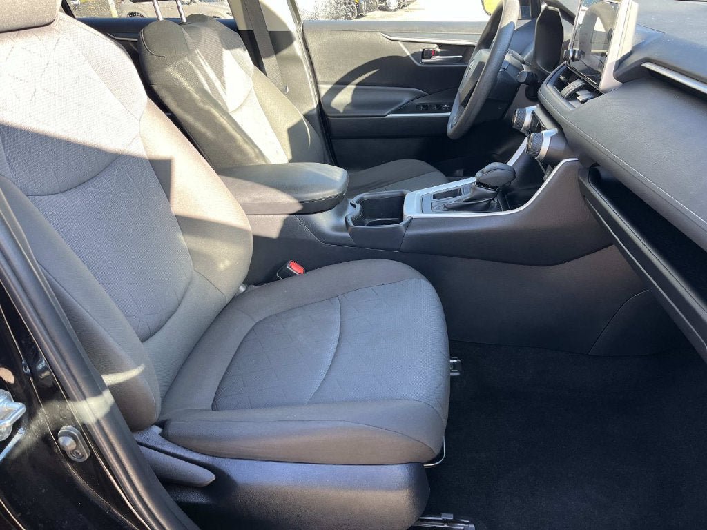 Used 2025 Toyota RAV4 XLE FWD image 24