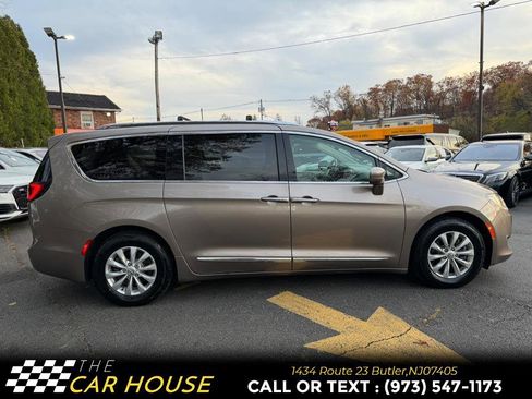 Used 2018 Chrysler Pacifica Touring-L w/ Premium Audio Group image 7