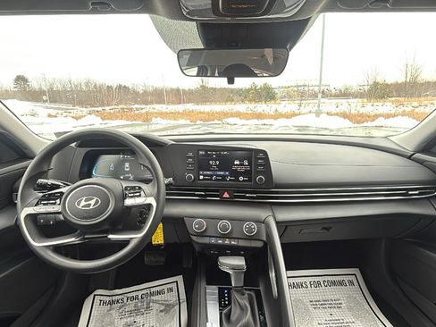 Used 2025 Hyundai Elantra SE image 27