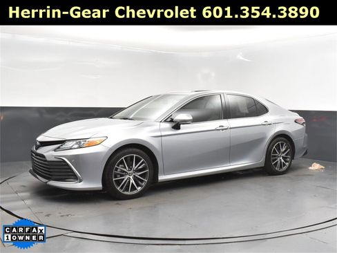 Used 2022 Toyota Camry XLE image 3
