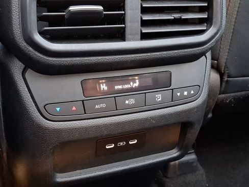 Used 2024 Honda Pilot Touring image 11