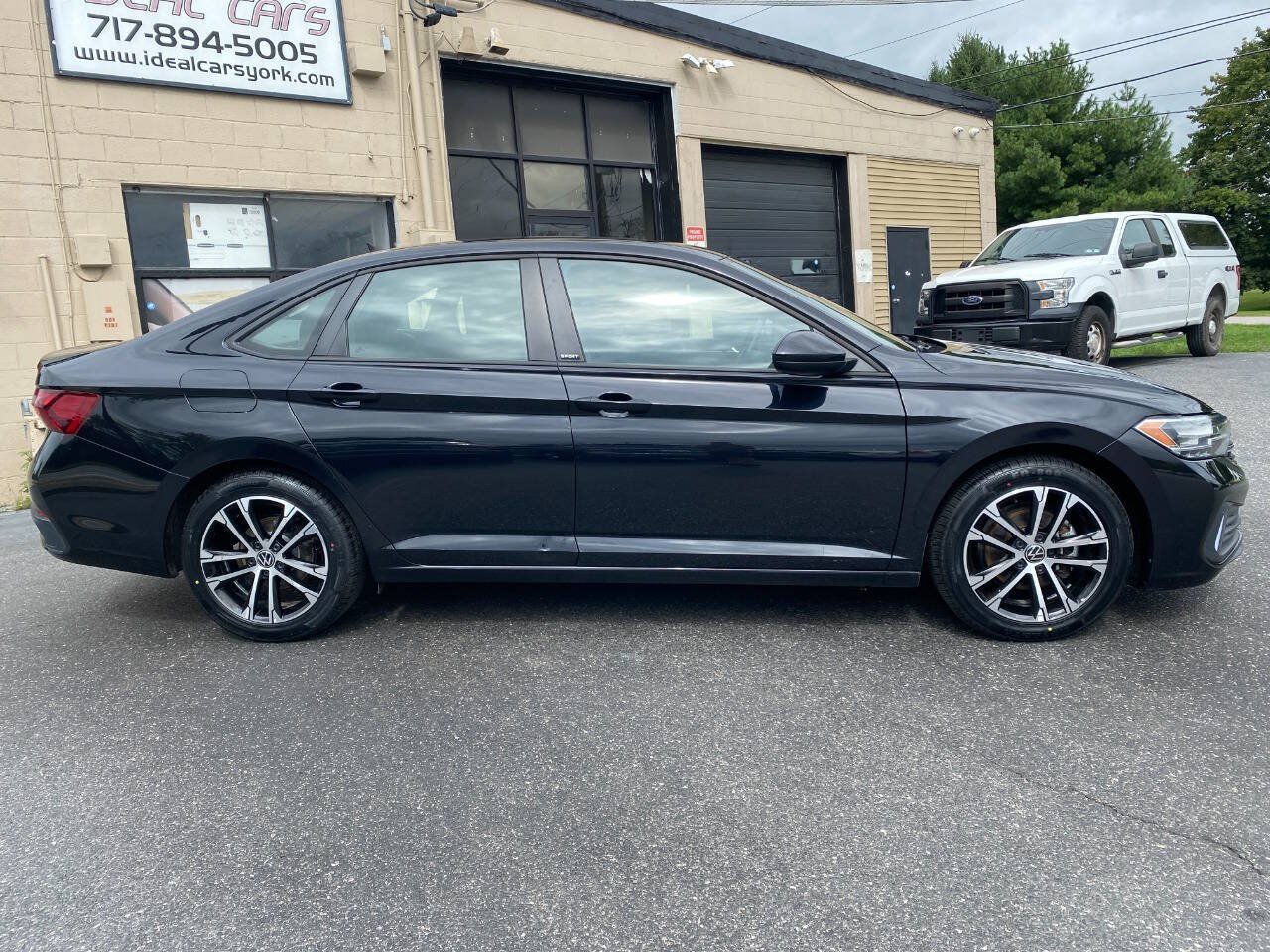 Used 2024 Volkswagen Jetta Sport FWD image 2
