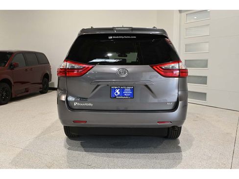 Used 2020 Toyota Sienna XLE FWD image 7