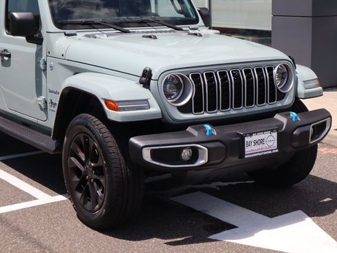 Used 2024 Jeep Wrangler Unlimited Sahara w/ Technology Group AWD/4WD image 5