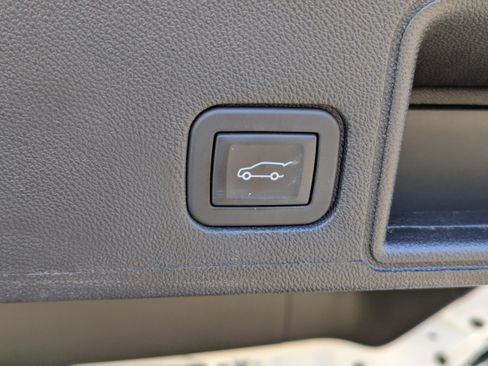 Used 2024 GMC Terrain SLE w/ Driver Convenience Package image 14