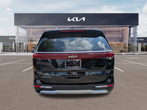Used 2024 Kia Carnival EX FWD image 5