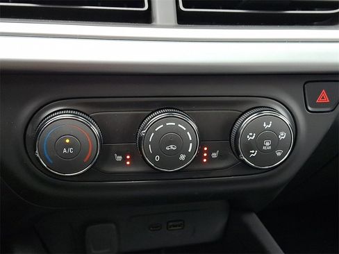 Used 2024 Chevrolet Trax RS w/ Sunroof Package image 17