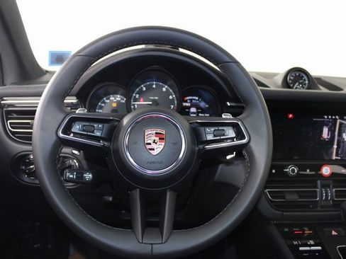 Certified 2025 Porsche Macan image 13