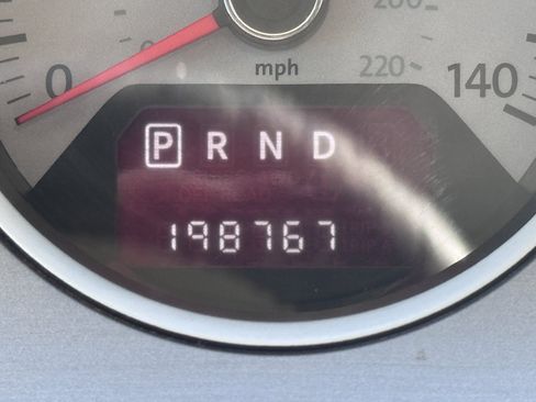 Used 2011 Volkswagen Routan SEL FWD image 18