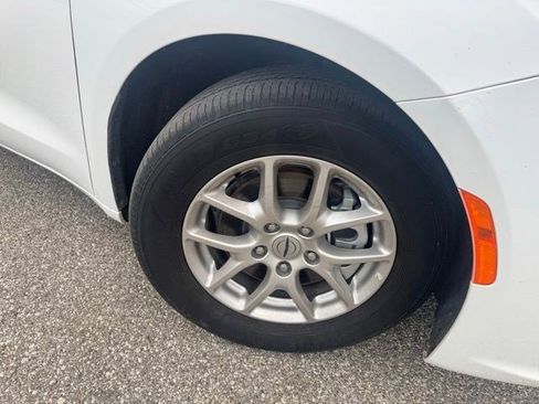 Used 2023 Chrysler Pacifica Touring-L FWD image 38