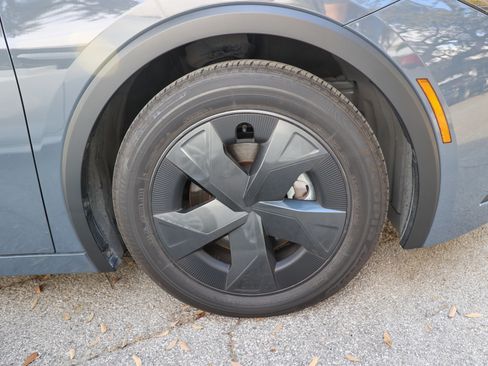 Used 2025 Toyota Prius Plug-In Hybrid image 13