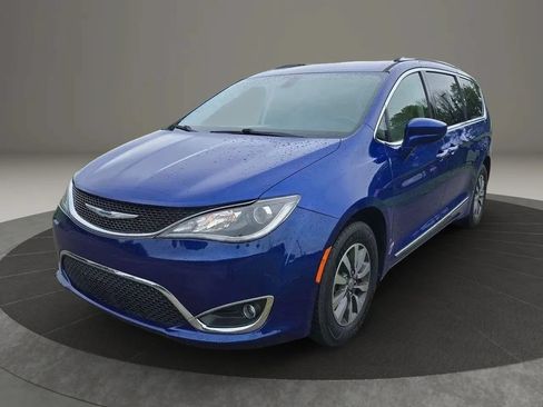 Used 2020 Chrysler Pacifica Touring-L Plus FWD image 1