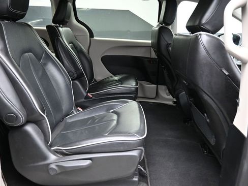 Used 2023 Chrysler Pacifica Limited FWD image 21