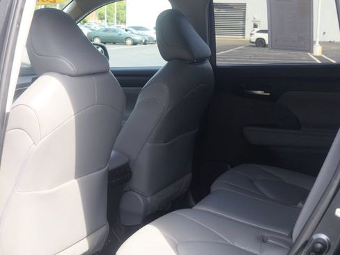 Used 2023 Toyota Highlander XLE AWD/4WD image 36