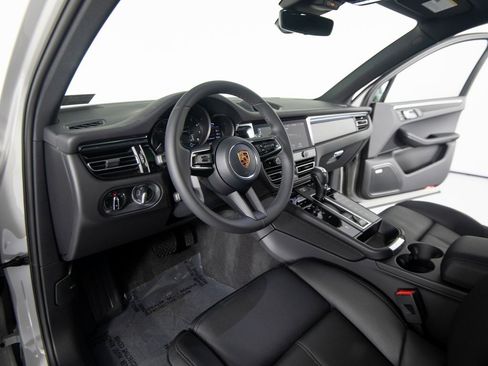 New 2026 Porsche Macan image 4