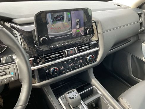 Used 2025 Nissan Pathfinder SL AWD/4WD image 14