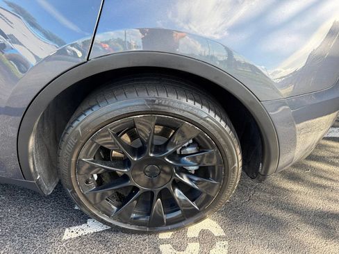 Used 2023 Tesla Model Y AWD image 34