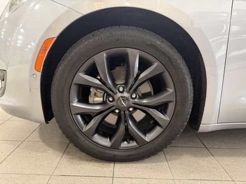 Used 2018 Chrysler Pacifica Limited w/ Advanced Safetytec Group FWD image 5