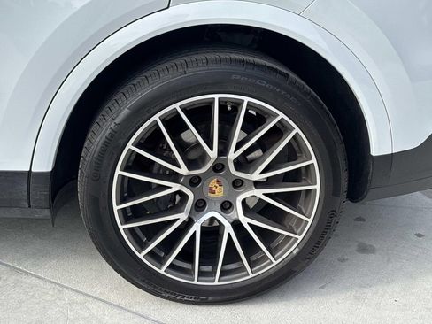 Used 2022 Porsche Cayenne Platinum Edition image 7