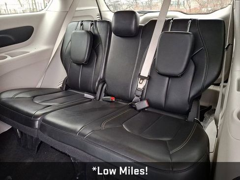 Used 2023 Chrysler Pacifica Touring-L image 11