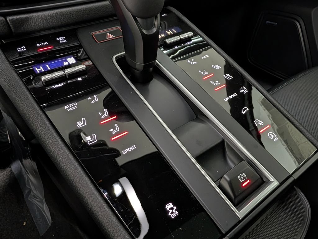 Certified 2026 Porsche Macan AWD/4WD image 35