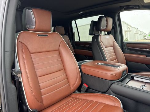 Used 2024 GMC Yukon XL Denali Ultimate w/ LPO, Illumination Package AWD/4WD image 52