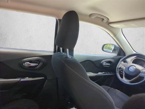 Used 2016 Jeep Cherokee Latitude FWD image 22