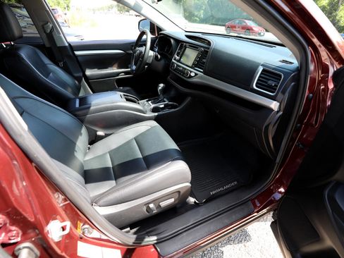 Used 2019 Toyota Highlander XLE image 13