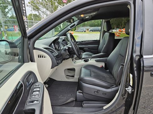 Used 2019 Dodge Grand Caravan SXT image 10