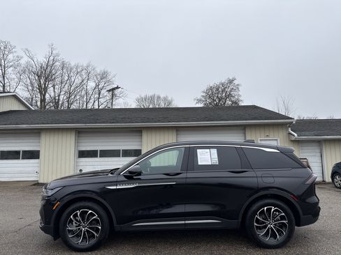 Used 2024 Lincoln Nautilus Premier AWD/4WD image 9