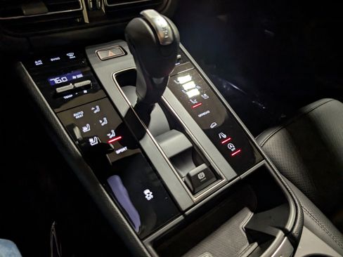 Certified 2025 Porsche Macan image 41