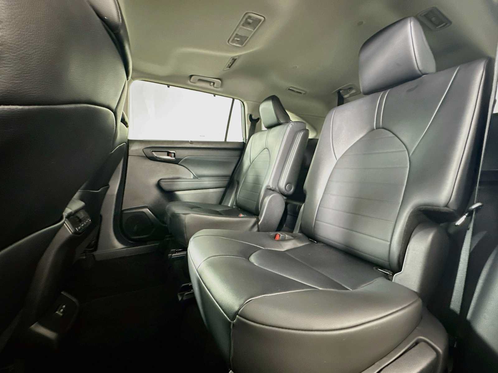 Used 2024 Toyota Highlander XLE FWD image 22