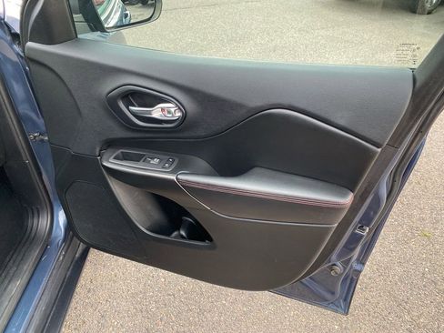 Used 2019 Jeep Cherokee Trailhawk w/ Cold Weather Group image 32