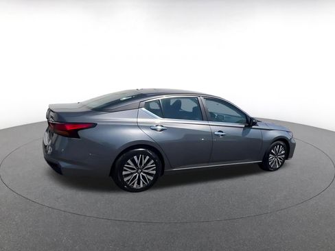 Used 2025 Nissan Altima 2.5 SV FWD image 15
