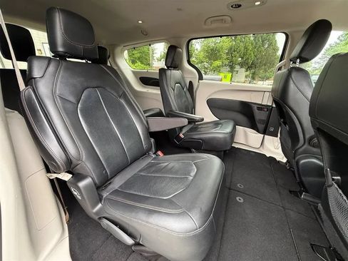 Used 2018 Chrysler Pacifica Touring-L FWD image 27