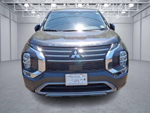 Used 2025 Mitsubishi Outlander SE FWD image 2