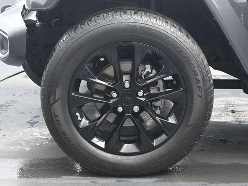 Used 2021 Jeep Wrangler Unlimited Sahara w/ Cold Weather Group AWD/4WD image 30