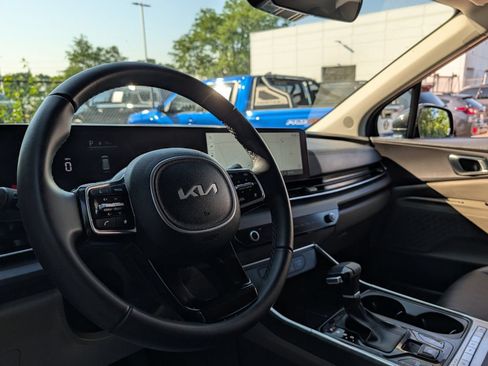 Used 2025 Kia Carnival EX FWD image 26